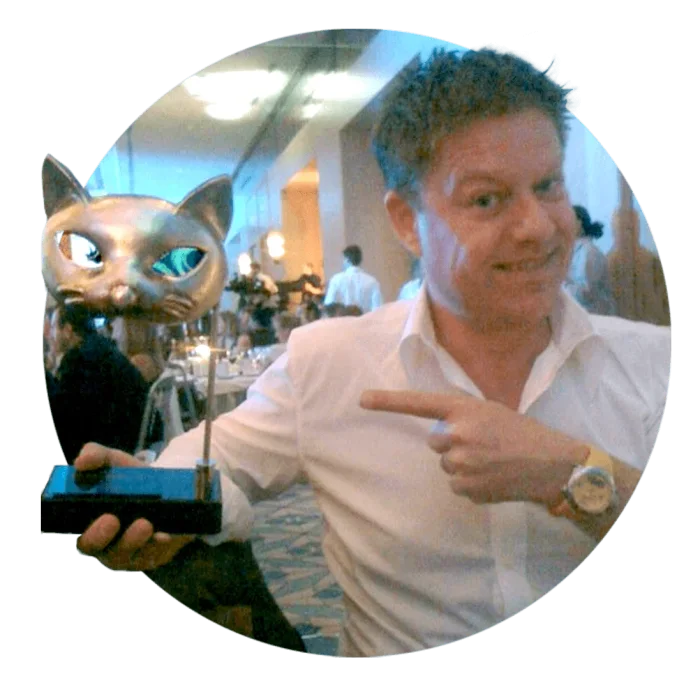 Bas met een Felis Award in zijn hand